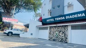 een gebouw met een bord waarop staat: hotel talma talma bij Hotel Tenda Diadema in Diadema