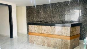 a lobby with a marble counter top in a room at Hotel Tenda Diadema in Diadema +36 photos