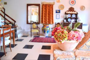 - un salon avec un vase de fleurs sur une table dans l'établissement Simo Amour, à Lercara Friddi