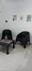 Habitación con 2 sillas, mesa y silla en Catamarca Apart en Ramallo