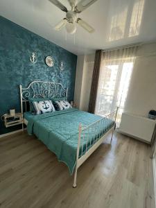 una camera da letto con un letto e un ventilatore a soffitto di Astoria Lux Seashore 23 a Năvodari Altre 28 foto