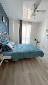 una camera da letto con un letto blu e un divano di Astoria Lux Seashore 23 a Năvodari