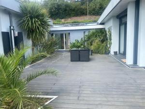 une cour avec des palmiers dans un bâtiment dans l'établissement Maison vue panoramique et accès SPA, à La Réole