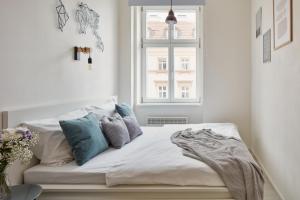 Postel nebo postele na pokoji v ubytování Stylish Apartment in Karlín by Prague Days