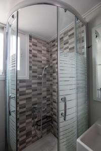 eine Glasdusche im Bad mit Waschbecken in der Unterkunft The House Project in Athen