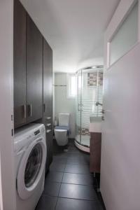 ein Badezimmer mit einer Waschmaschine und einem WC in der Unterkunft The House Project in Athen