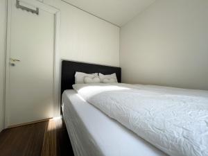 ein Schlafzimmer mit einem weißen Bett und einer Schiebetür in der Unterkunft Pallace House in Oslo