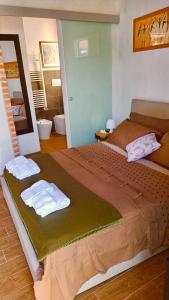 1 dormitorio con 1 cama grande y toallas. en Villa Celeste en Murazzo