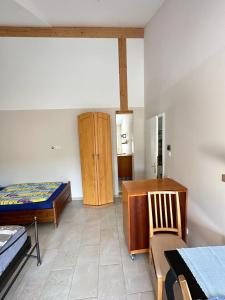 Habitación con cama, mesa y armario. en Small Pearl 2, en Taunusstein