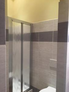 フィレンツェにあるLA CASA DI ORSOLAのシャワーとトイレ付きのバスルーム +19枚の写真