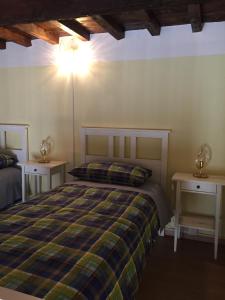 フィレンツェにあるLA CASA DI ORSOLAのベッドルーム1室(ベッド1台、ナイトスタンド2台付)