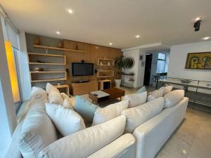 een woonkamer met een witte bank en een televisie bij Apartment with excellent location in Polanco in Mexico-Stad