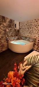 bañera en una habitación con bañera en L'antre d'Eros, en Romans-sur-Isère