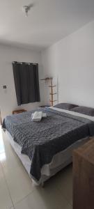 1 dormitorio con 1 cama grande y 2 toallas. en Pousada Santo Rio, en Piranhas