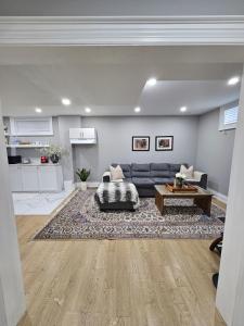 een woonkamer met een bank en een tafel bij Basement Apartment in Luxury Beach House in Toronto