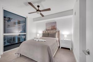 1 dormitorio con 1 cama y ventilador de techo en Exclusive Condo in Downtown Miami With Pool Views and Free Parking, en Miami