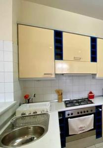 a kitchen with a sink and a stove at Lalas ASA in Praia