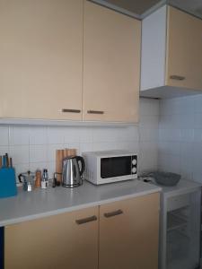 a kitchen with a microwave on a counter top at Lalas ASA in Praia