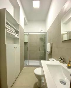 een badkamer met een douche, een toilet en een wastafel bij Lalas ASA in Praia