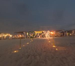 een strand 's nachts met lichten in het zand bij URREAHOUSE IQUITOS in Iquitos