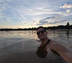 een man in het water op een meer bij URREAHOUSE IQUITOS in Iquitos
