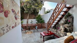 リマにあるCasa Verde Jesús María - Zona Residencialのバルコニー(階段、テーブル付)