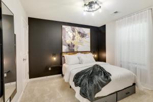sypialnia z dużym łóżkiem z czarną ścianą w obiekcie Sumter Vacation Rental about 8 Mi to Shaw AFB! w mieście Sumter