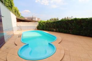 a swimming pool in the shape of the number six at PALMAS EXPERIENCE - Apartamento Girassol in Palmas