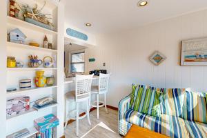 una sala de estar con un sofá y una mesa en A Bungalow, en Ocean City