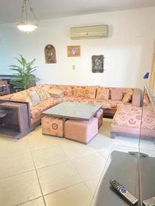 a living room with a couch and a table at فيلا للإيجار مارينا 7 الساحل الشمالي in El Alamein