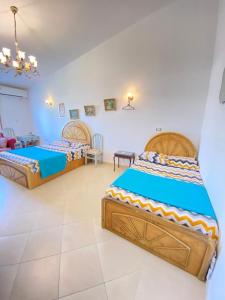 a bedroom with two beds in a room at فيلا للإيجار مارينا 7 الساحل الشمالي in El Alamein