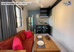 - un salon avec un canapé et une table dans l'établissement Casa de Yoli, à Cozumel