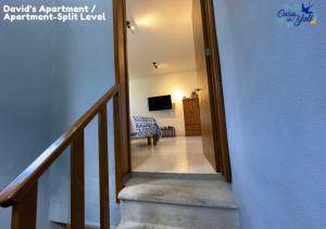 un pasillo con una escalera que conduce a una habitación en Casa de Yoli, en Cozumel