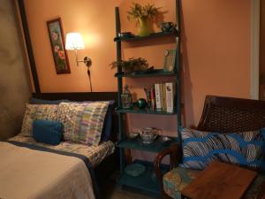 1 dormitorio con 1 cama, 1 silla y 1 mesa en Cozy ground floor rooms at the heart of Jackson Heights en Queens