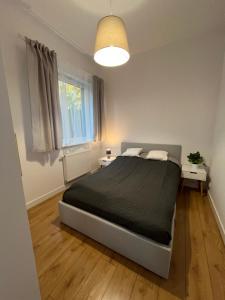 ein Schlafzimmer mit einem großen Bett in einem Zimmer in der Unterkunft R HOUSE - brand new apartments with patio and garage in Warschau