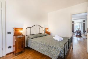 um quarto com uma cama, uma mesa e uma cadeira em Simona Apartments em Parma