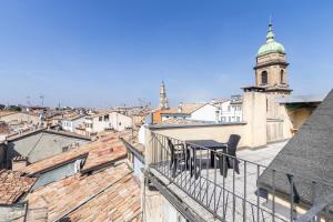 uma vista para uma cidade a partir do telhado de um edifício em Simona Apartments em Parma