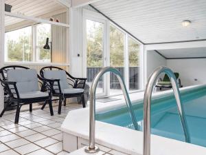 een huis met een zwembad en een patio bij Holiday home Jerup LX in Jerup