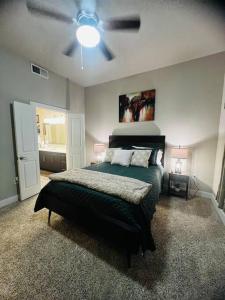 1 dormitorio con 1 cama y ventilador de techo en Check me out!, en Dallas