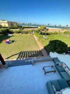 widok z góry na park ze stołem i ławkami w obiekcie فيلا مارينا 4 الساحل الشمالي w mieście El Alamein