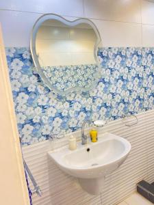 łazienka z umywalką i lustrem na ścianie w obiekcie فيلا مارينا 4 الساحل الشمالي w mieście El Alamein