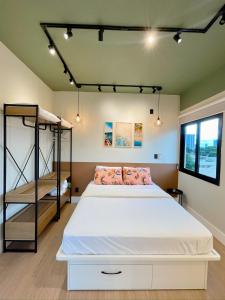 a bedroom with a bed and two bunk beds at PALMAS EXPERIENCE - Apartamento Girassol in Palmas +44 photos