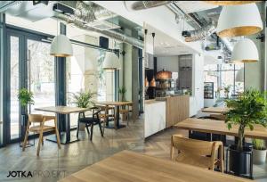 due immagini di un ristorante con tavoli e sedie di SMART Apartament typu studio BASEN & SPA Unia Residence a Lublino