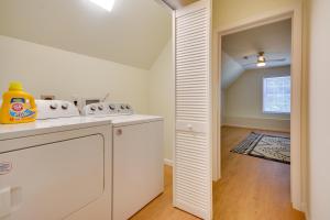 Kuchyň nebo kuchyňský kout v ubytování Timeless Hillsville Farmhouse Blue Ridge Parkway! + 37 fotografií