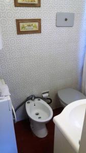 uma casa de banho com um WC branco e um lavatório. em Apartamento para familia o parejas em Punta del Este