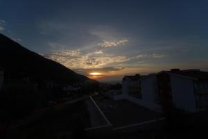 vista para o pôr-do-sol a partir de um edifício em Cerchia Apartments em Corbara