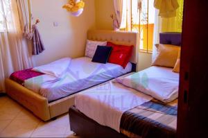 Llit o llits en una habitació de Lwanar Villas and Apartments