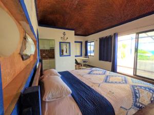 1 dormitorio con 1 cama grande en una habitación en Selenes Hostel en El Sargento