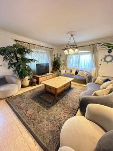 uma sala de estar com sofás e uma mesa de centro em فيلا برايفت مارينا 7 الساحل الشمالي em El Alamein