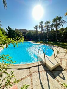 uma piscina com escorrega num resort em فيلا برايفت مارينا 7 الساحل الشمالي em El Alamein